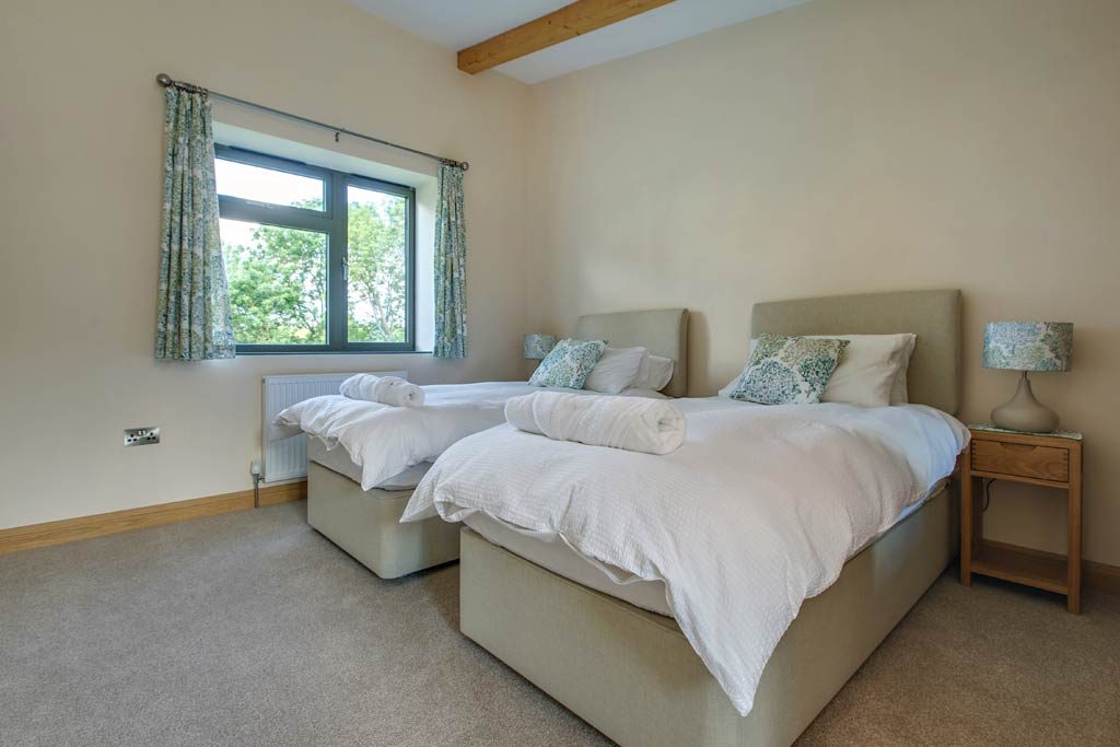 Bedroom 1 set as Twin
